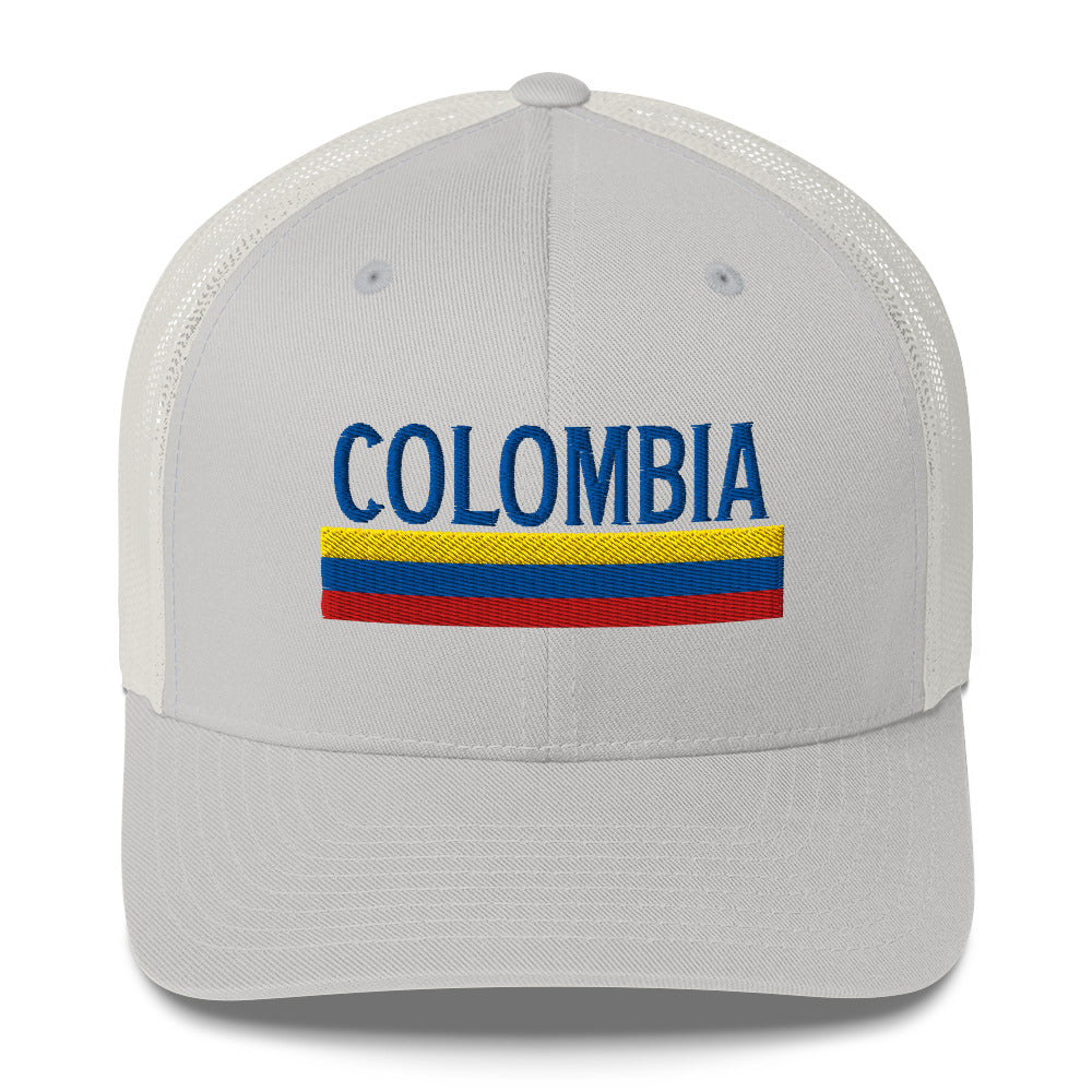Gorra bordada con el texto “100% Colombiana”, diseño colorido con identidad colombiana.